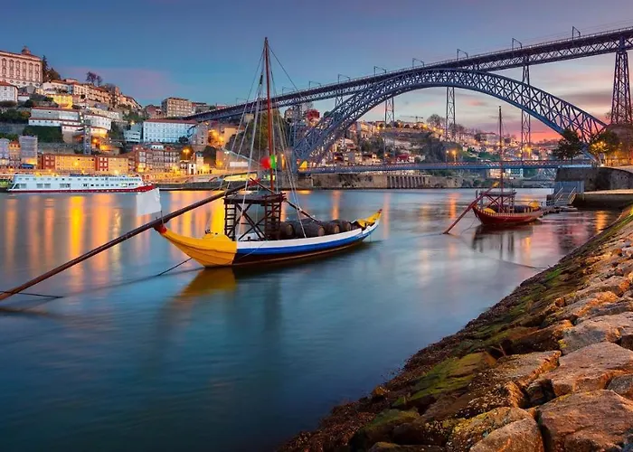 Almada Charm & 4* Oporto