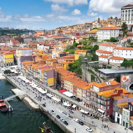 Almada Charm & בית הארחה