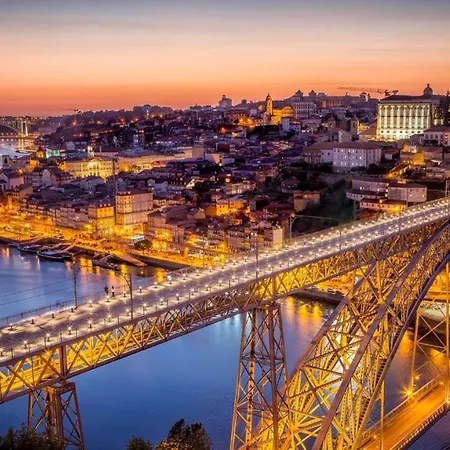 Almada Charm & בית הארחה