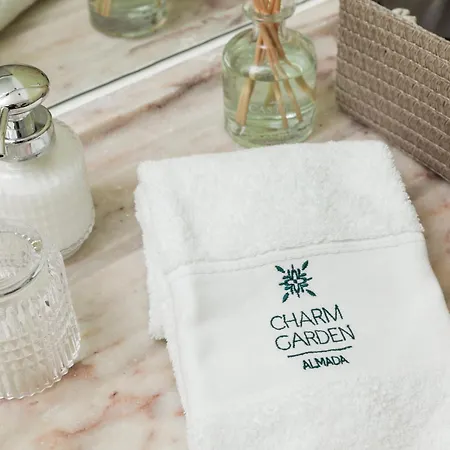 Almada Charm & בית הארחה