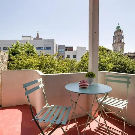 Almada Charm & בית הארחה