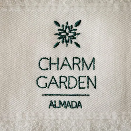 Almada Charm & בית הארחה