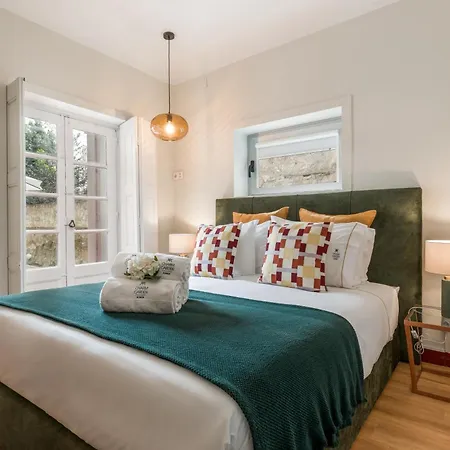 Almada Charm & בית הארחה