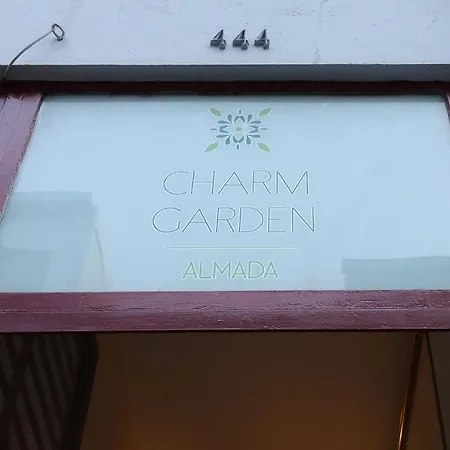 Almada Charm & בית הארחה